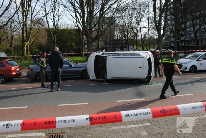 Auto kantelt na rijden tegen stilstaande auto's