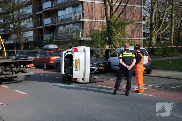 Auto kantelt na rijden tegen stilstaande auto's