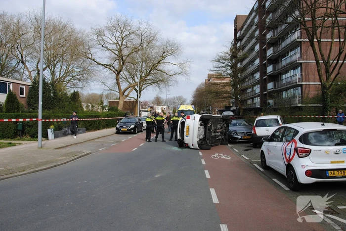 Auto kantelt na rijden tegen stilstaande auto's