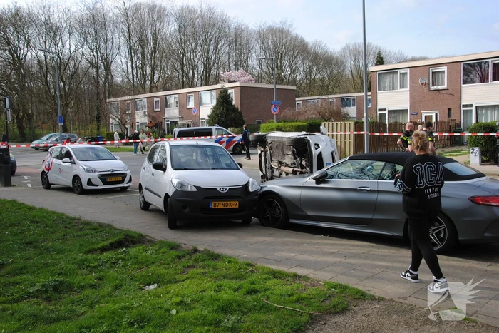 Auto kantelt na rijden tegen stilstaande auto's