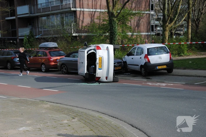 Auto kantelt na rijden tegen stilstaande auto's