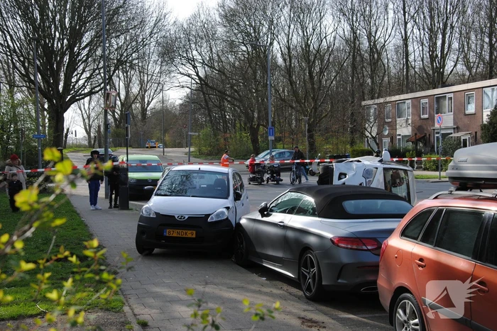 Auto kantelt na rijden tegen stilstaande auto's