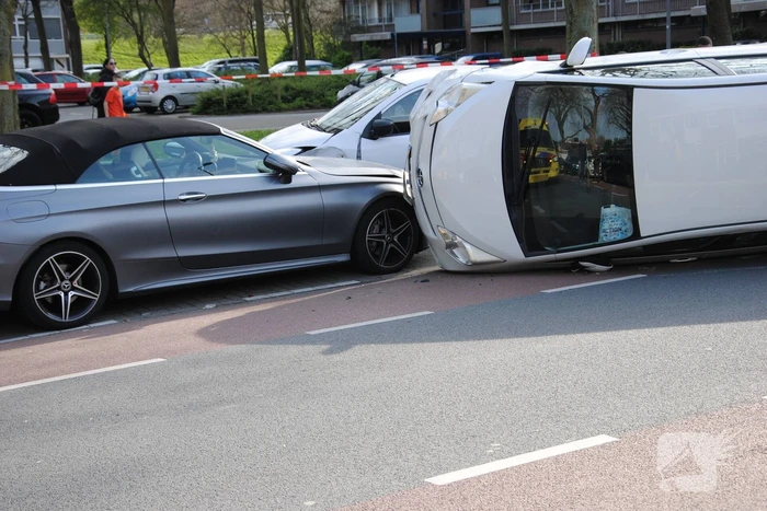 Auto kantelt na rijden tegen stilstaande auto's