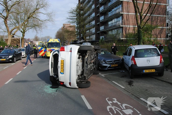 Auto kantelt na rijden tegen stilstaande auto's