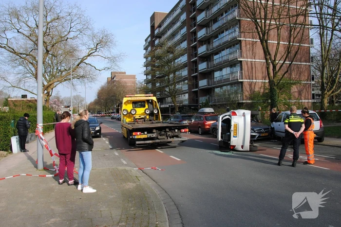 Auto kantelt na rijden tegen stilstaande auto's