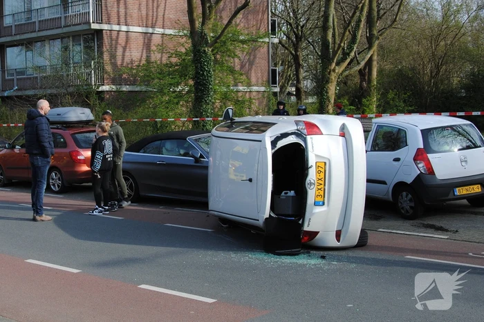 Auto kantelt na rijden tegen stilstaande auto's