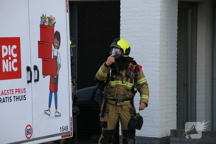 Bezorgbus van Picnic vliegt in brand
