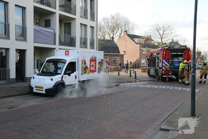Bezorgbus van Picnic vliegt in brand