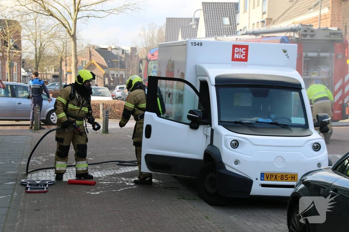 Bezorgbus van Picnic vliegt in brand