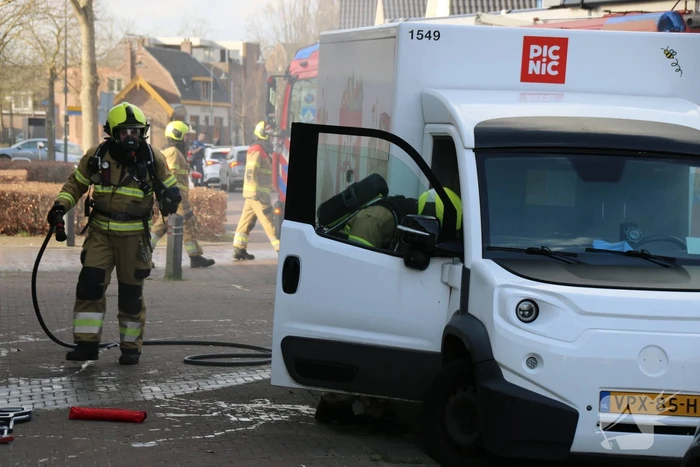 Bezorgbus van Picnic vliegt in brand