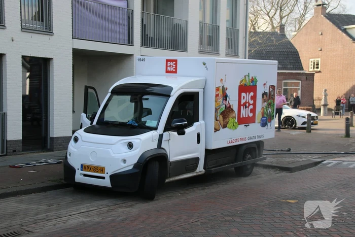Bezorgbus van Picnic vliegt in brand