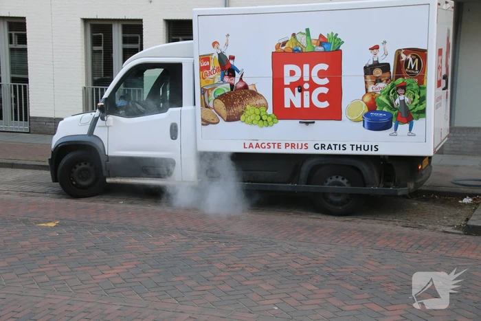 Bezorgbus van Picnic vliegt in brand