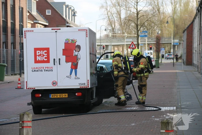 Bezorgbus van Picnic vliegt in brand