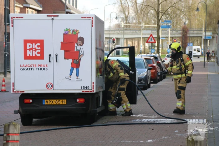 Bezorgbus van Picnic vliegt in brand