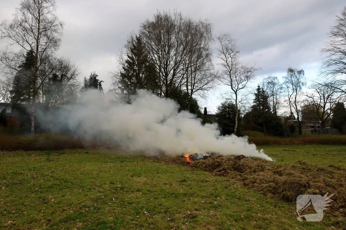 Bult met tuinafval in brand