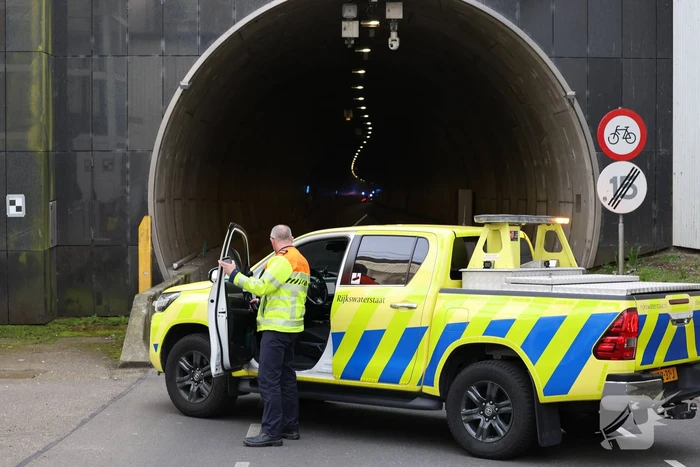 Brandweer onderzoekt mogelijke brand in graafmachine in tunnelbuis