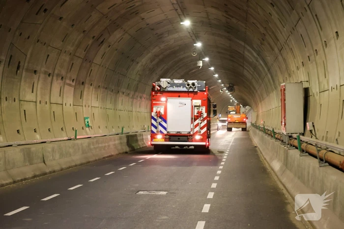 Brandweer onderzoekt mogelijke brand in graafmachine in tunnelbuis