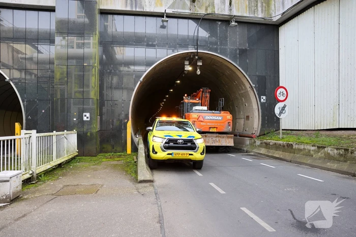 Brandweer onderzoekt mogelijke brand in graafmachine in tunnelbuis