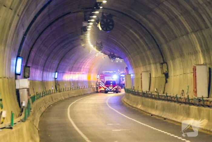 Brandweer onderzoekt mogelijke brand in graafmachine in tunnelbuis