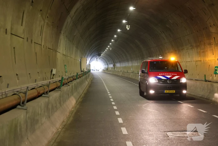 Brandweer onderzoekt mogelijke brand in graafmachine in tunnelbuis