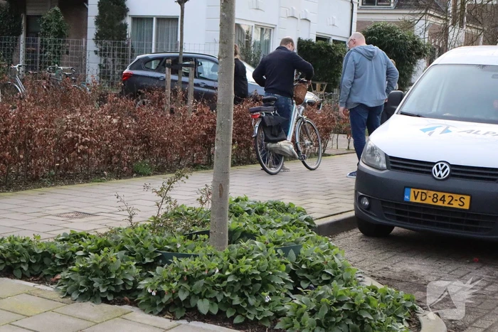 Fietser botst op bestelbus
