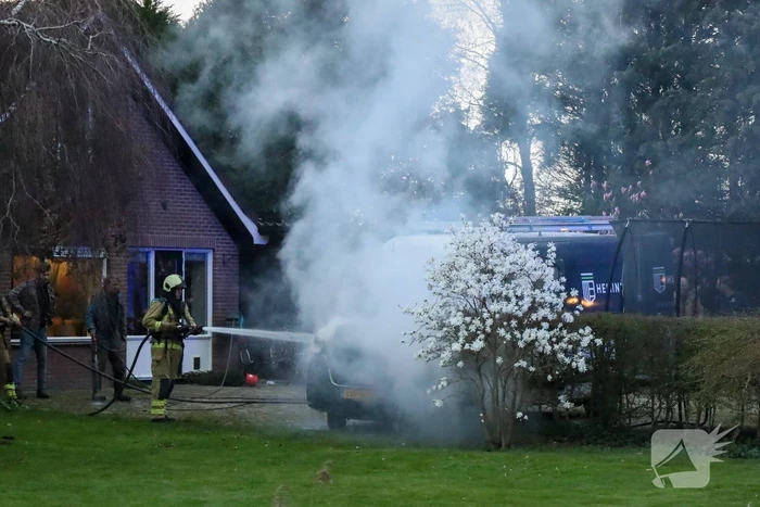 Bestelbus zwaar beschadigd door brand