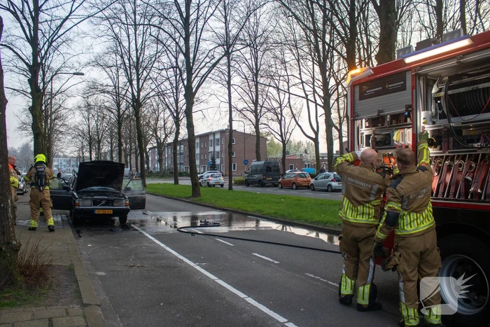 Auto vliegt net na rit in brand