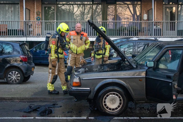 Auto vliegt net na rit in brand