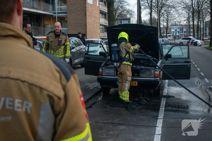Auto vliegt net na rit in brand