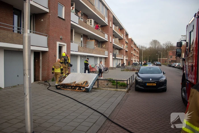 Bed vliegt in brand in appartement