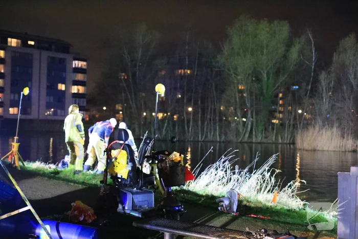 Persoon met scootmobiel raakt vermoedelijk te water
