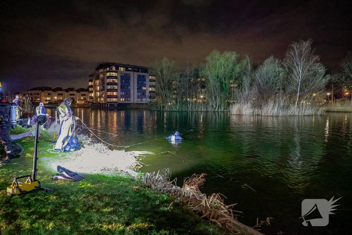 Persoon met scootmobiel raakt vermoedelijk te water