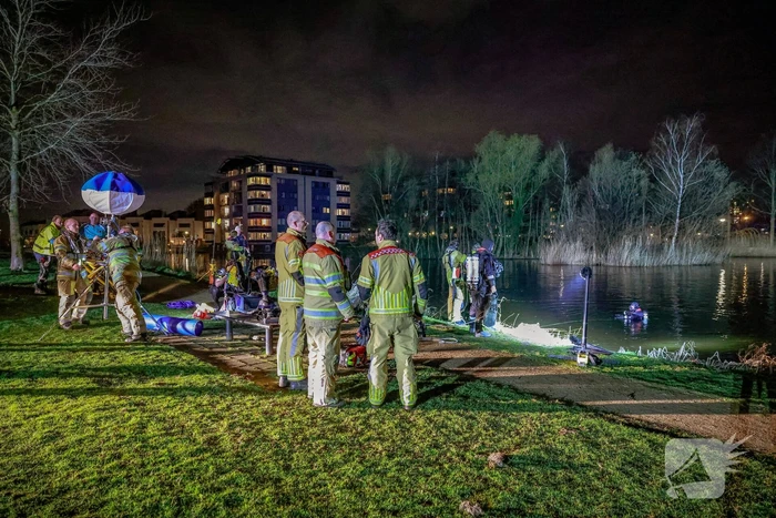 Persoon met scootmobiel raakt vermoedelijk te water