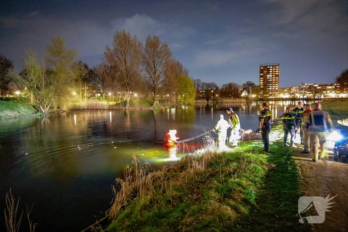 Persoon met scootmobiel raakt vermoedelijk te water