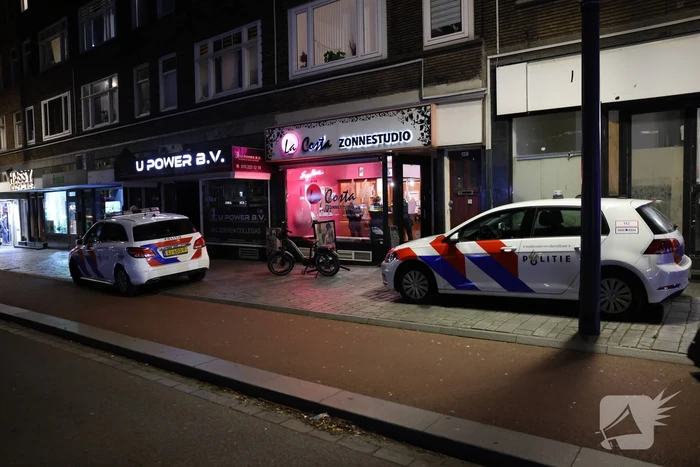 Agenten in kogelwerende vesten na overval melding zonnestudio