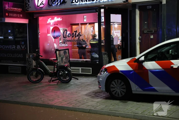 Agenten in kogelwerende vesten na overval melding zonnestudio