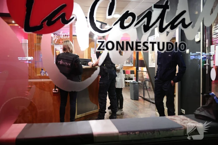 Agenten in kogelwerende vesten na overval melding zonnestudio