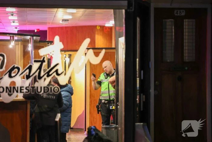 Agenten in kogelwerende vesten na overval melding zonnestudio