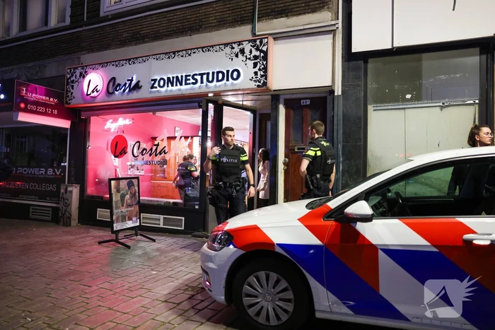 Agenten in kogelwerende vesten na overval melding zonnestudio