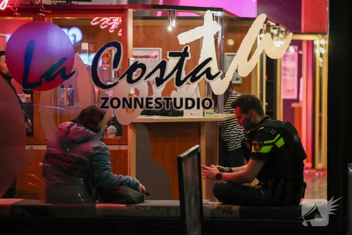 Agenten in kogelwerende vesten na overval melding zonnestudio