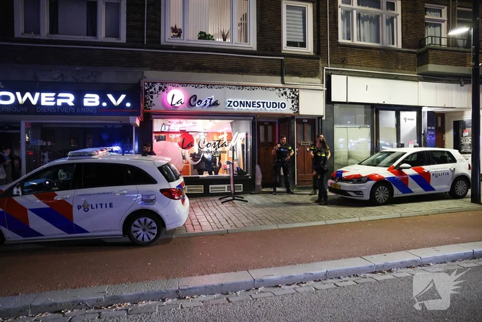 Agenten in kogelwerende vesten na overval melding zonnestudio
