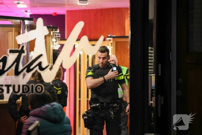 Agenten in kogelwerende vesten na overval melding zonnestudio