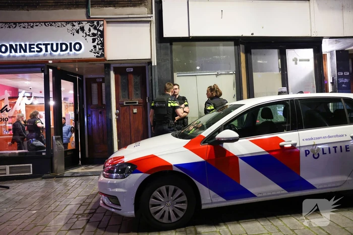 Agenten in kogelwerende vesten na overval melding zonnestudio