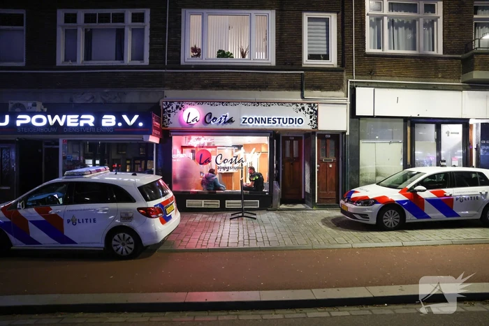 Agenten in kogelwerende vesten na overval melding zonnestudio