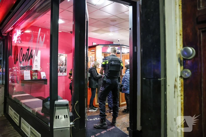 Agenten in kogelwerende vesten na overval melding zonnestudio