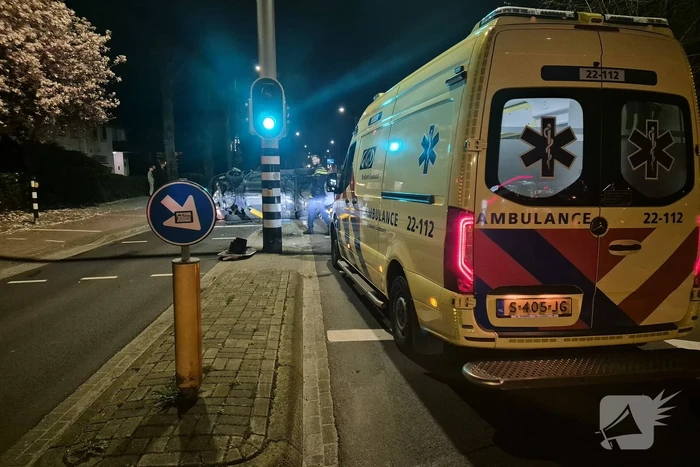 Auto op de zijkant na ongeluk