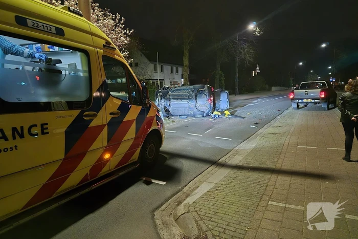 Auto op de zijkant na ongeluk