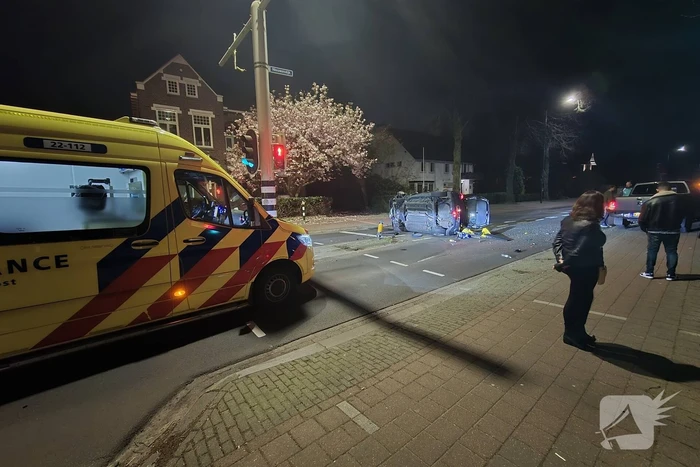 Auto op de zijkant na ongeluk