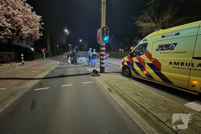 Auto op de zijkant na ongeluk