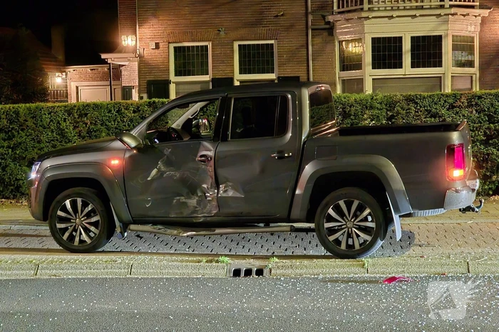 Auto op de zijkant na ongeluk